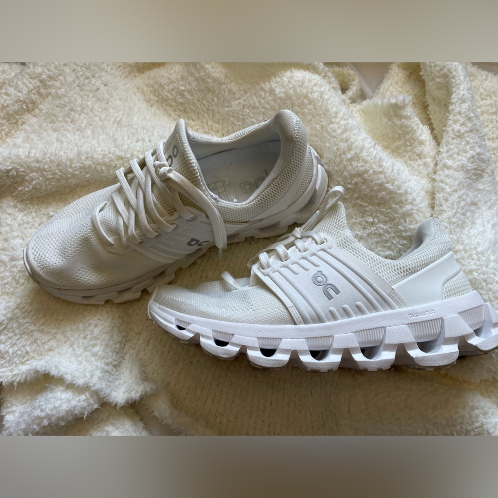 On Running Women's Light Gray Athletic Shoes